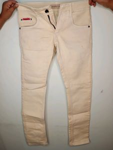 A CASUAL CREAM JEANS.
