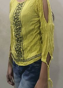 109 F Cold Shoulder Top