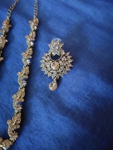Stunning Golden Necklace With Earrings