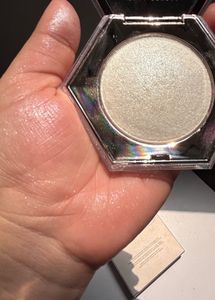 Fenty Beauty Diamond Bomb Highlighter