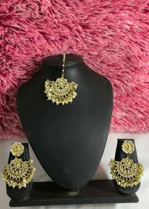 Elegant Kundan Jewellery Set