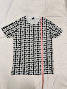 Houndstooth Patterned T-Shirt Size M