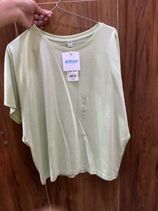 absolutely new uniqlo tshirt