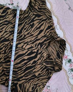 SAVANA..💝💖Animal Print Button-Down Top