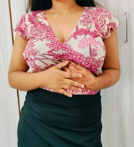 Top🩷 V Neck ( Thrifty)🌷SALE🌷