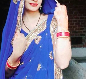Very Nice Saree And Blouse Pahne Pr Achhi Lgti H