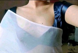 1 Hook Backless Deep Neck Non Padded Blouse