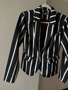 SUZY SHIER  White Stripe Petite Blazer