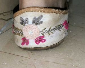 Floral Embroidered Juttis