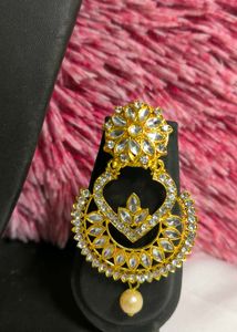 Elegant Earrings &amp; Maangtika Set