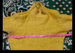 SHIMMERY GOLDEN SWEATER TOP. SIZE S TO M