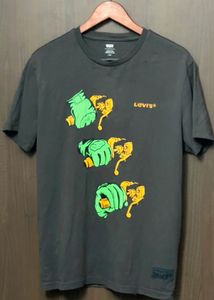 Levi's Graphic Tee.