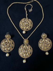 pendant Set with Tika