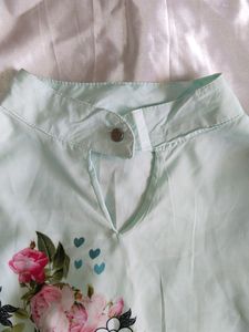 It&#39;s a Medium Size Top With Flared Sleeves And Halter V Neckline With A Button And Elastic At Waist