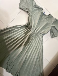 Elegant Green Pleated Dress