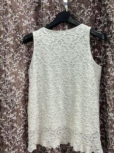 Sleevless White A line top.