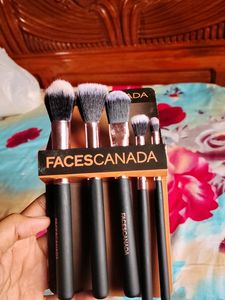 Faces Canada Meakup Brush Set