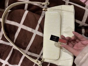 White shoulder bag &amp; lipstick free😍