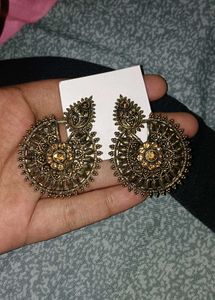 "Golden floral charm earing "