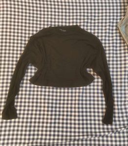 black long sleeve crop top