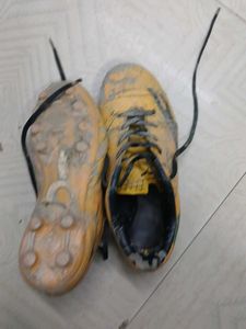 SEGA CLASSIC FOOTBALL SHOES USED [SIZE 3]