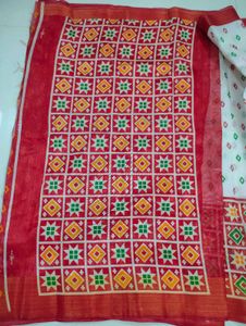 Elegant White &amp; Red Patterned Saree
