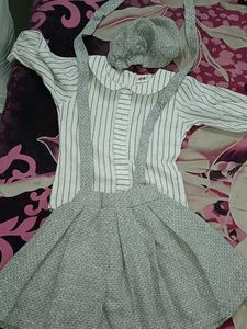 Girl&#39;s Suspender Skirt Outfit