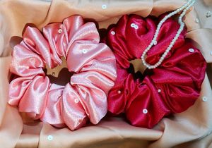 2 scrunchies