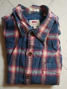 Levi&#39;s Plaid Button-Down Shirt