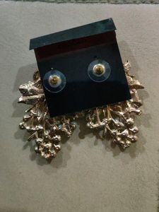 Alloy Oxidant Designe Golden Leaf Along With pearl