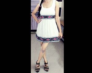 White Sleeveless one pis