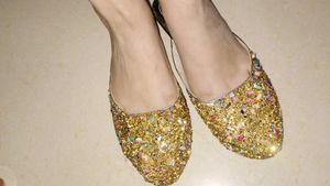 Sparkly Gold Juttis