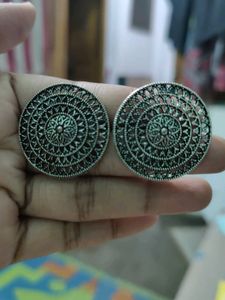 ear rings combo of five and a free ring