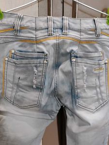 Light Wash Distressed jeans (32-34)