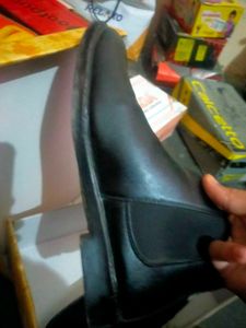 •Leather Chelsea boots •
