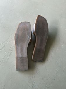 Mochi Nude Chain Detail Slides