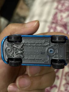 4 Hot wheels 1 toy car