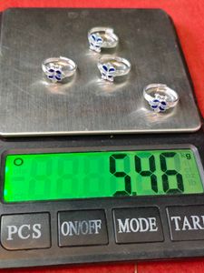 Pure silver toe ring in five leaf design.