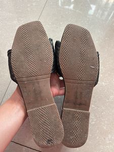 Chic cushioned Black Slides