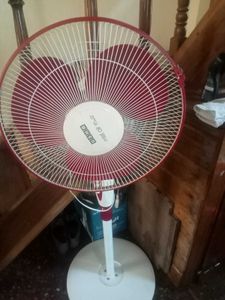 White Fan Stand - Excellent Condition