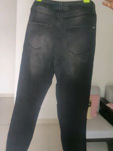 RIPPED SKINNY JEANS