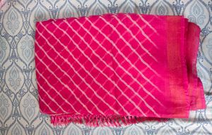 rose coloured lehriya saree with beautiful border