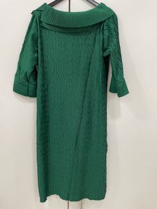 Steal the Spotlight! Emerald Green Midi Dress! 🌟