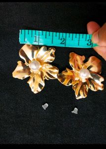 H&amp;M Inspiration Statement Big Hot Pearl Earring