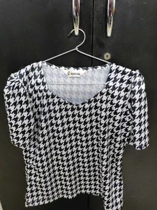 Monochromatic Crop top (Size L)