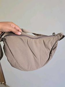 UNIQLO Spacious Sling Bag