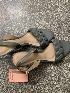 Get 2 Heels Branded Only Rs 550 With Tag