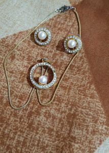 Beautiful Locket With Their Hoops ❤️