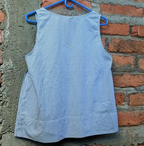 Sleeveless, loose-fit peplum top.