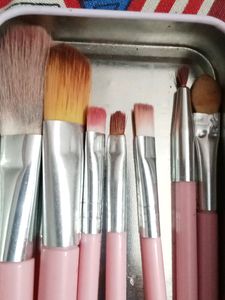 MAKE-UP BRUSHES